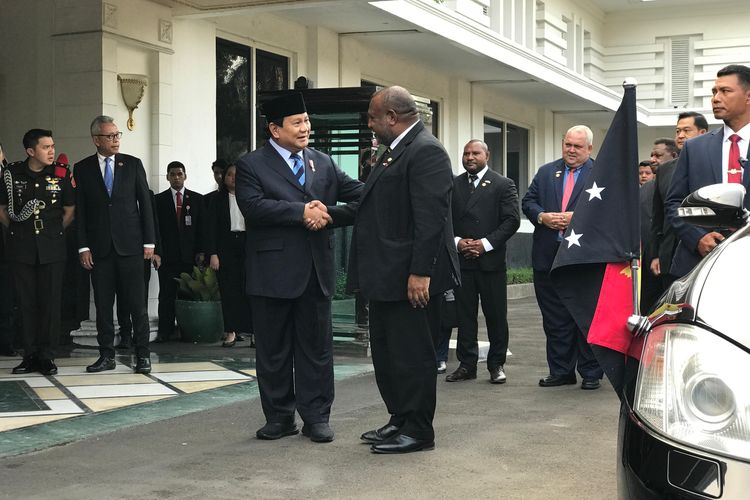 Momen Indah Prabowo Subianto Antar PM Papua ke Mobil